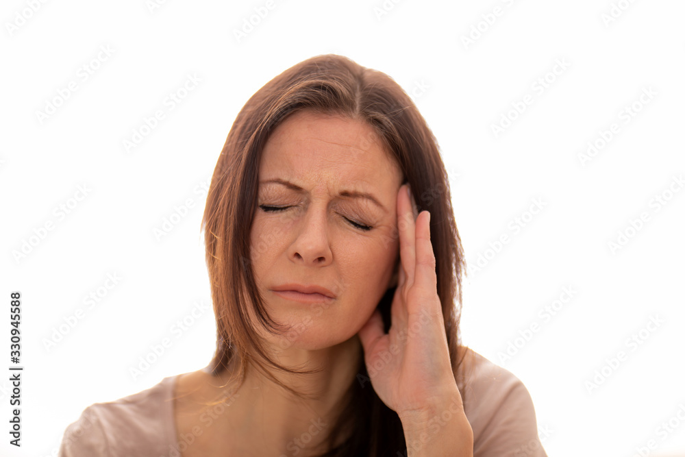 Frau mit Kopfschmerzen