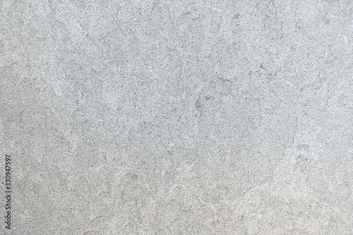 Marmoriertes Muster einer glatten hellgrauen Steinplatte in Nahaufnahme