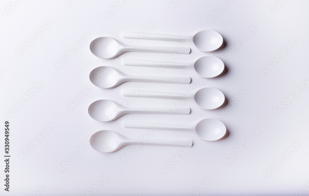 grupo de cucharas de plástico sobre un fondo blanco grupo de cucharas de plástico sobre un fondo blanco