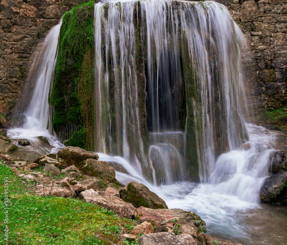 Fototapeta premium Jeux d'eau avec le Gardon à Vareille, Ambérieu-en-Bugey