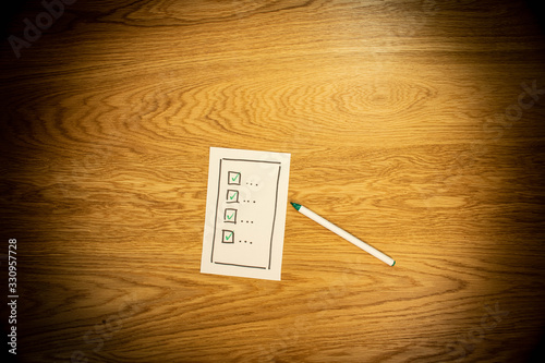Fototapeta Checkliste auf Holzhintzergrund