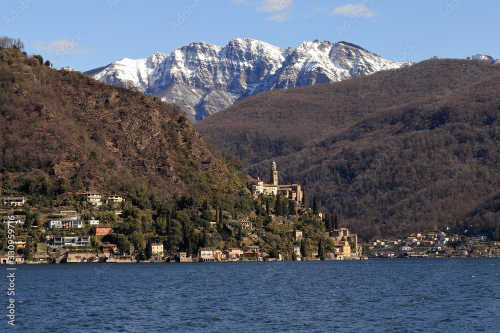 Veduta di Morcote, Svizzera, con lago di Lugano e Monte Generoso