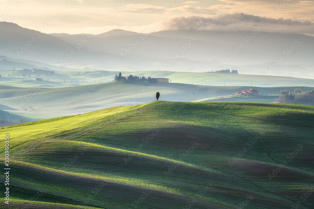 Φωτογραφία Amazing spring landscape with green rolling hills and farm houses in the heart o