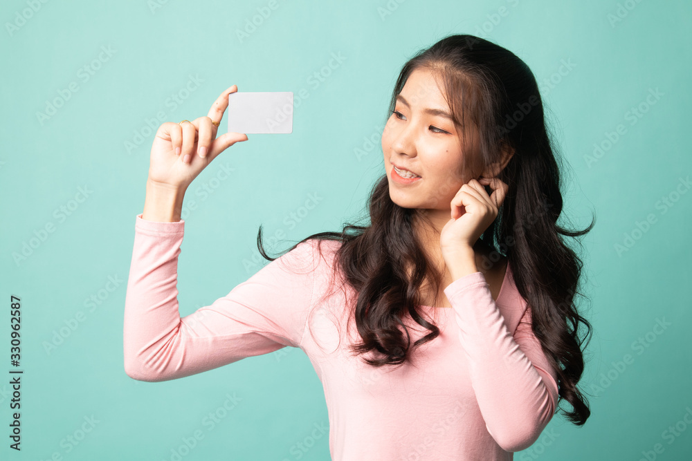 Fototapeta premium Happy young Asian woman with a blank card.