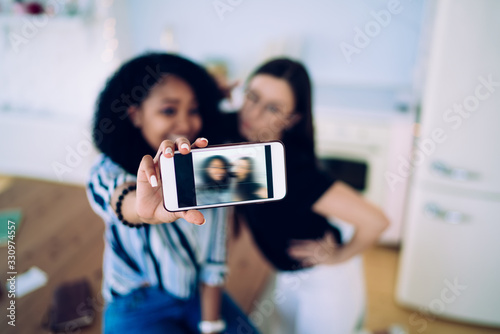 Content friends taking selfie in domicile
