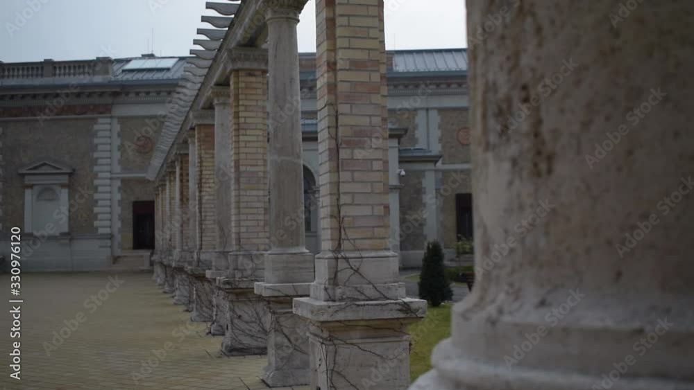Camera discovers columns in a row Camera discovers columns in a row