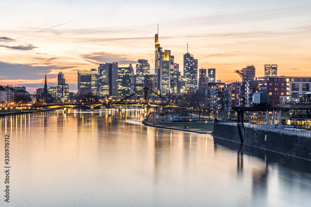 Sonnenuntergang über Frankfurt Skyline, Spiegelung im Wasser