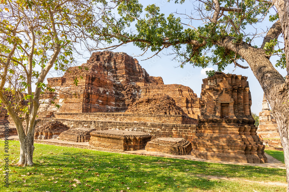 Ancient castle at Wat Mahathat in Buddhist temple Is a temple built in ancient times at Ayutthaya near Bangkok. Thailand