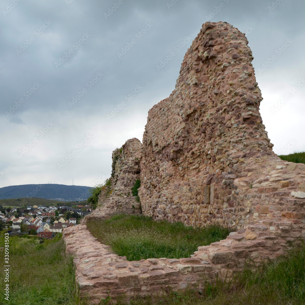 mauerreste der burg bei bolanden