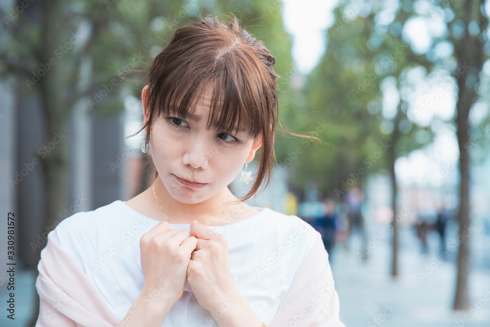 ショックを受けて悲しい表情をする女性 ショックを受けて悲しい表情をする女性