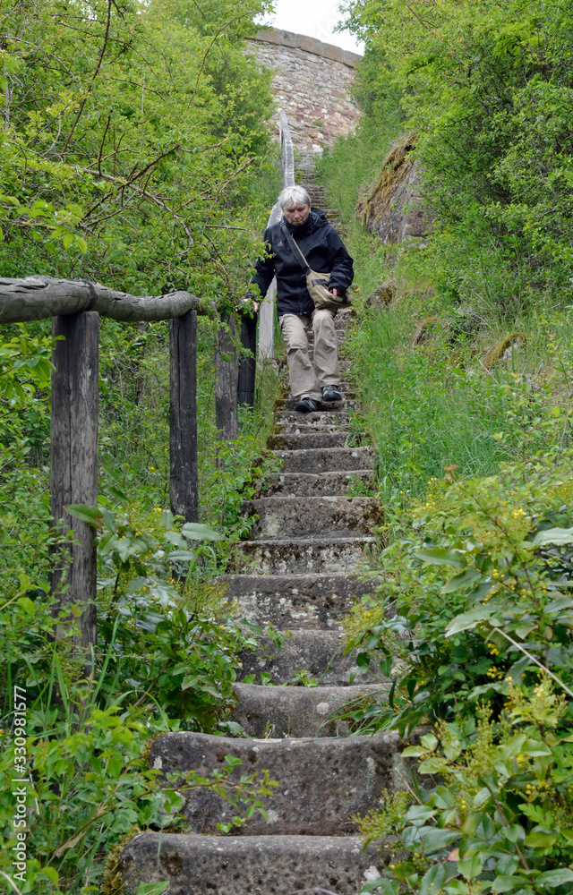 seniorin geht auf einer steilen treppe seniorin geht auf einer steilen treppe