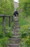 seniorin geht auf einer steilen treppe