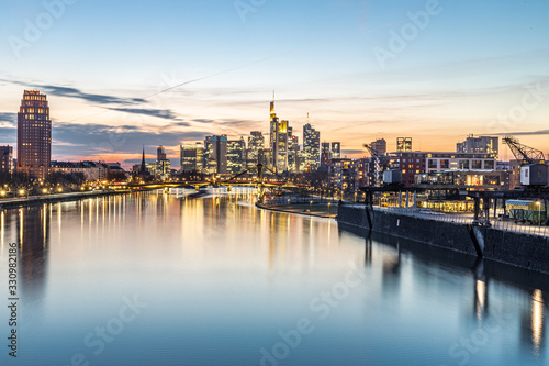 Sonnenuntergang   ber Frankfurt Skyline  Spiegelung im Wasser