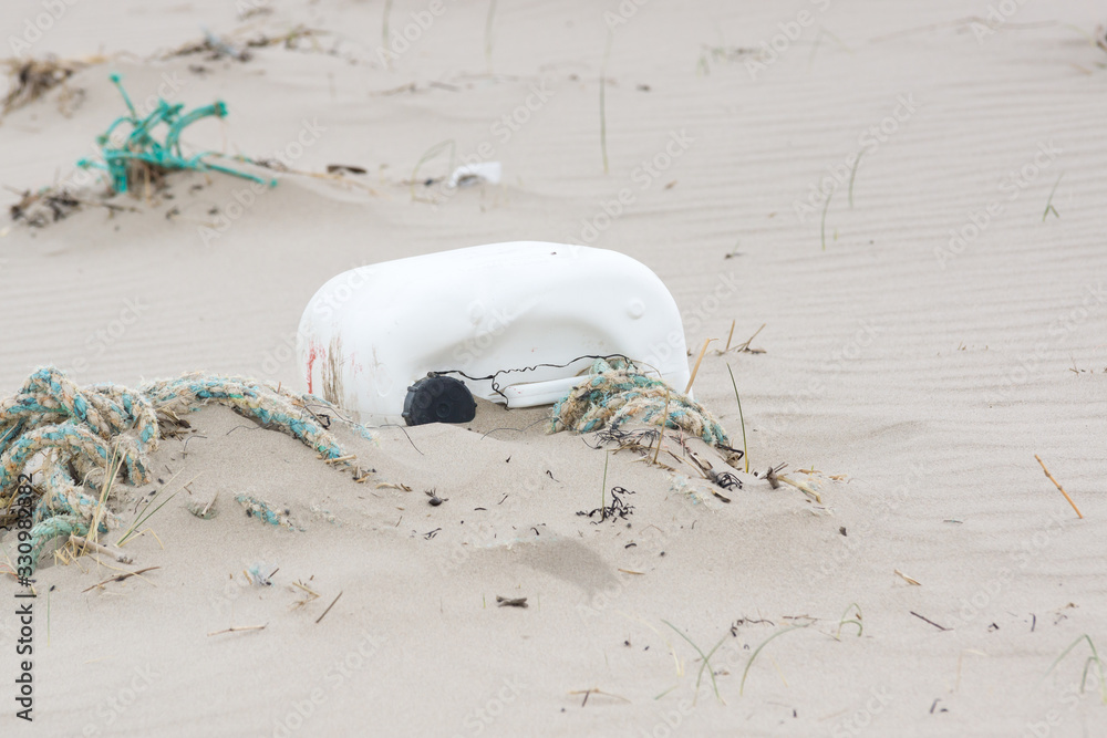 Obraz premium Plastic garbage on a beach