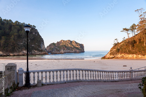 Vista desde el acceso de la playa La Franca en Llanes  Asturias