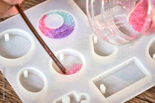 Fotografía Pouring glitter pink resin to mold , process of prepare for make an accessories