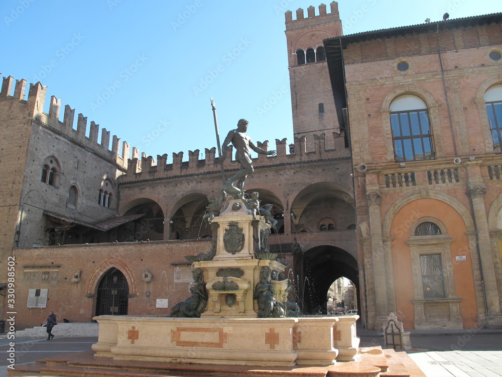 piazza di bologna e statua nettuno