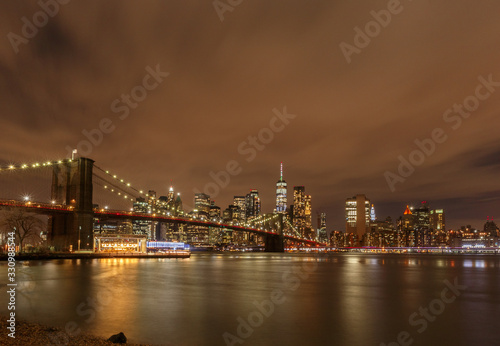 Fototapeta Naklejka Na Ścianę i Meble -  Brooklyn Bridge and Lower Manhattan at night