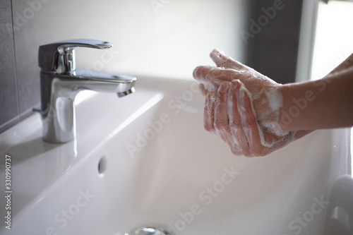 Hände waschen - Frauenhände