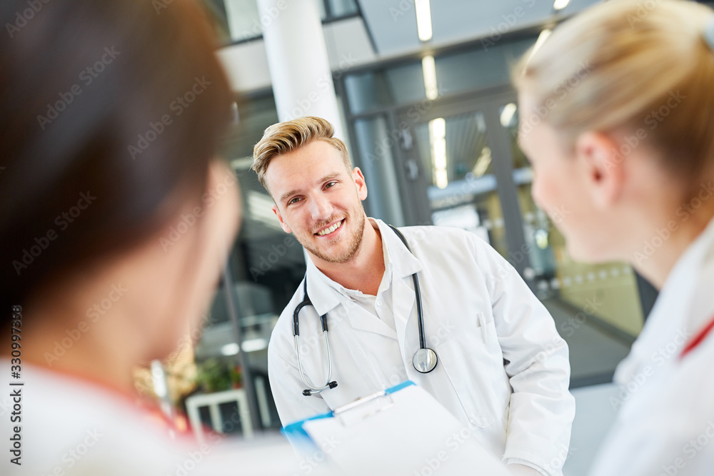 Fototapeta premium Mann als Medizin Student oder Assistenzarzt