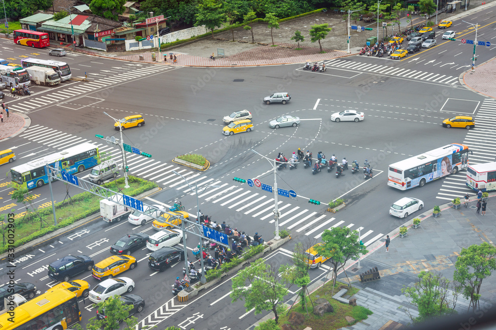 Obraz premium TAIPEI, TAIWAN - July 2, 2019: Urban traffic street view in Taipei, Taiwan