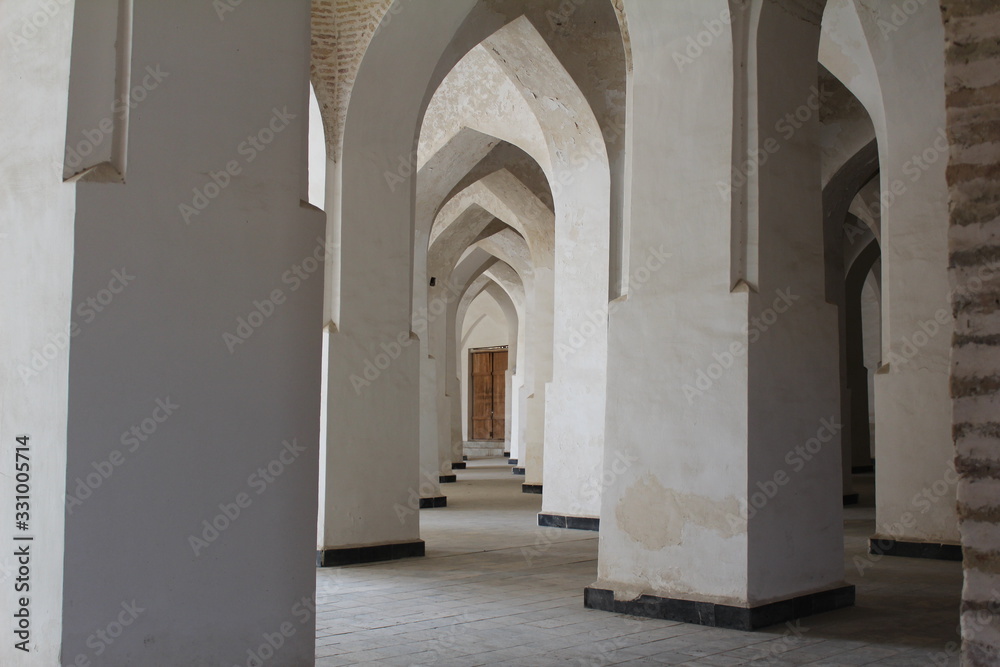 Obraz premium SAMARKAND, UZBEKISTAN-NOVEMBER 2019: columns of one of the madrassas
