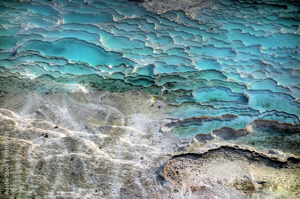 Site touristique de Pamukale en Turquie, tuffière aux eaux chaudes turquoises