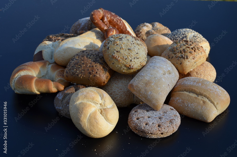 Obraz premium wypieki z pieca , pieczywo , bułeczki , bułki ,z pieca bochenki , pieczone ,z pieca , prosto z pieca , do piekarni reklama , pieczone , bułka z pieca , wypieki z piekarni , z cukierni , śniadanie,