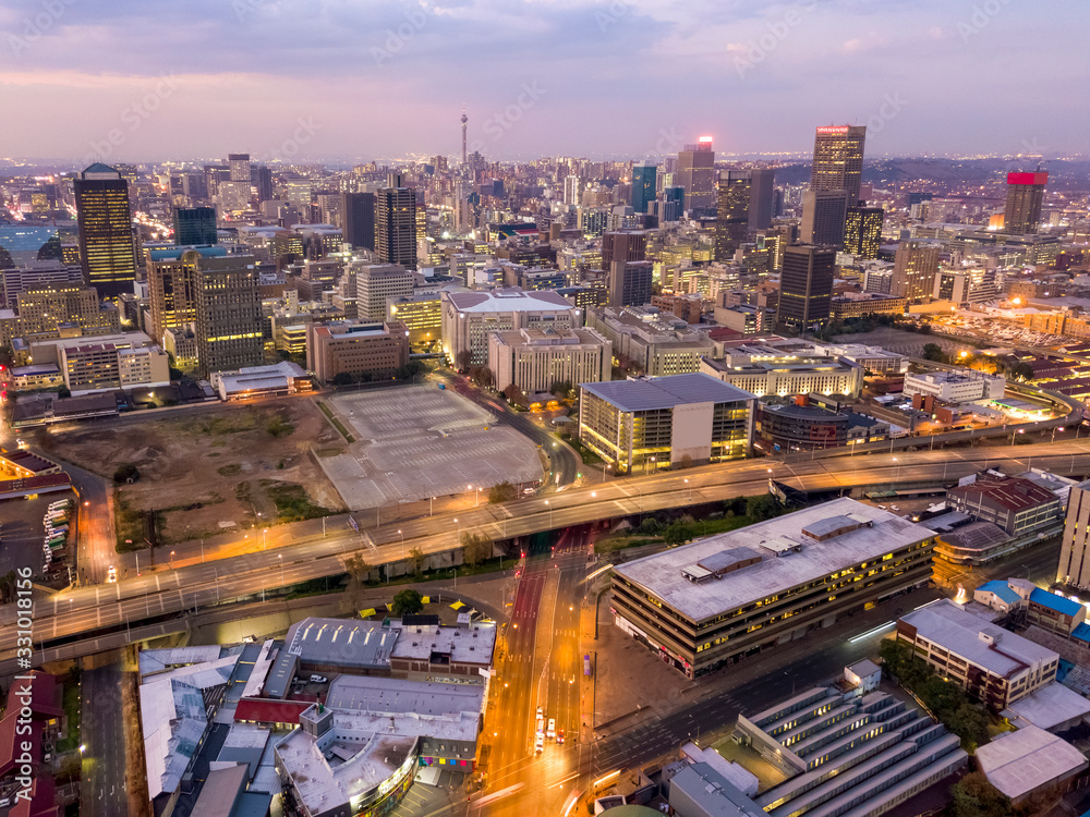 Naklejka premium Widok z lotu ptaka na centrum Johannesburga, RPA