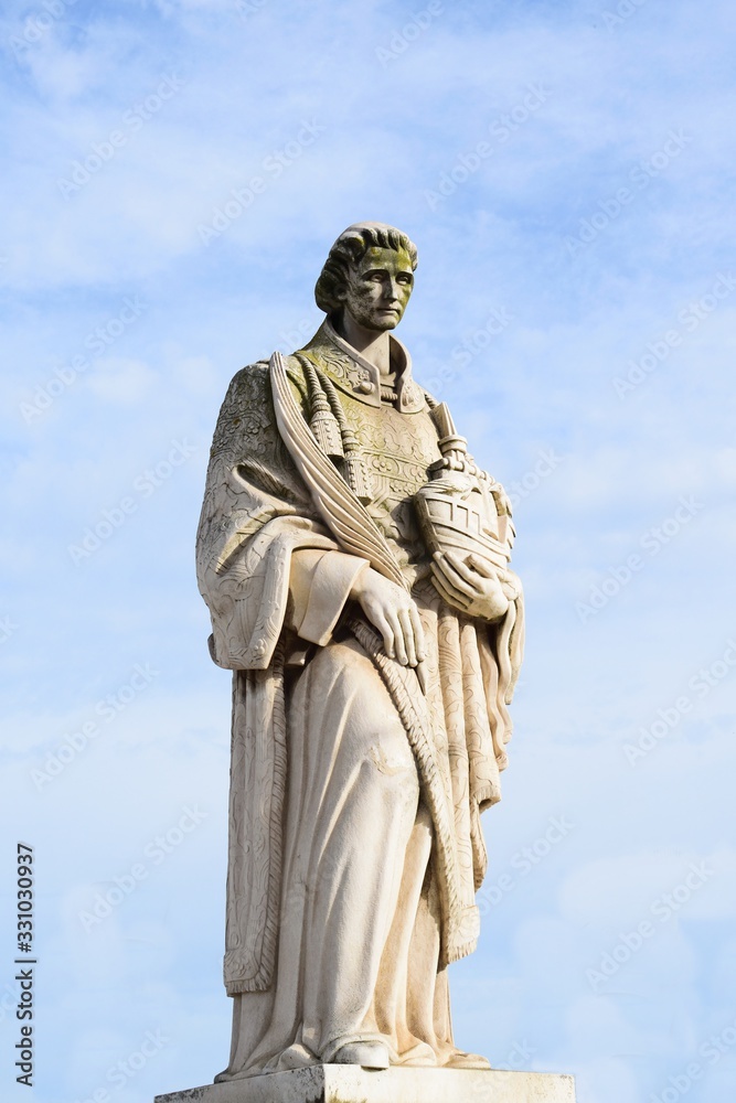 Statua di Saint Vincent, il santo patrono di Lisbona situata in Largo das Portas do Sol nel quartiere Alfama in Portogallo