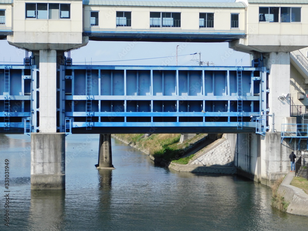 Naklejka premium 神崎川側から見た番田水門