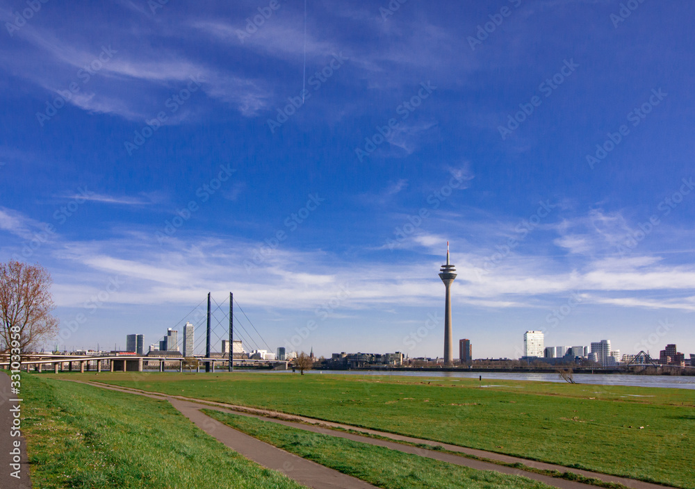 Φωτογραφία Stadtansicht der Landeshauptstadt Düsseldorf mit Rheinkniebrücke und Fernsehturm