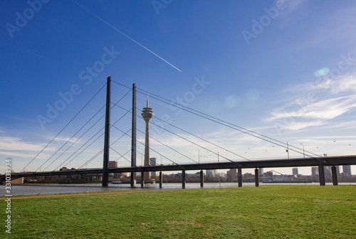 Stadtansicht der Landeshauptstadt Düsseldorf mit Rheinkniebrücke und Fernsehturm, zwei der Wahrzeichen der Großstadt