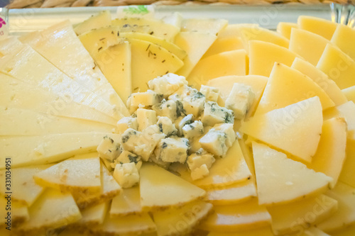 Plato con variedad de quesos, de oveja, queso azul , queso edam