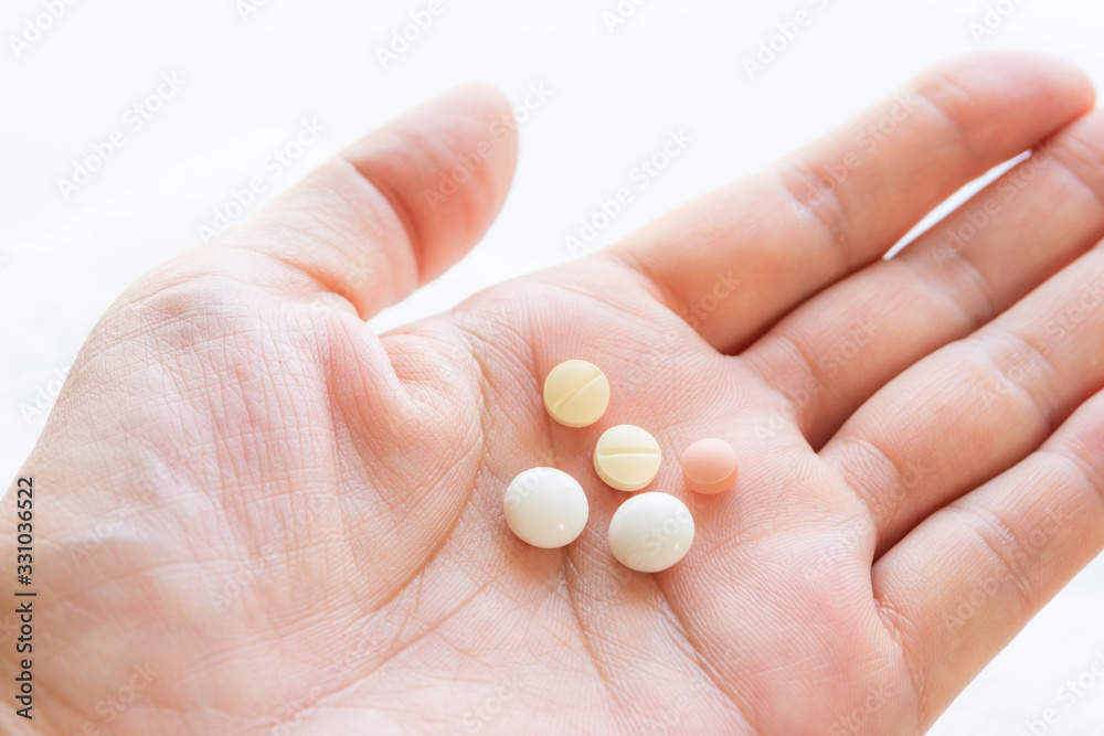 手のひらと錠剤