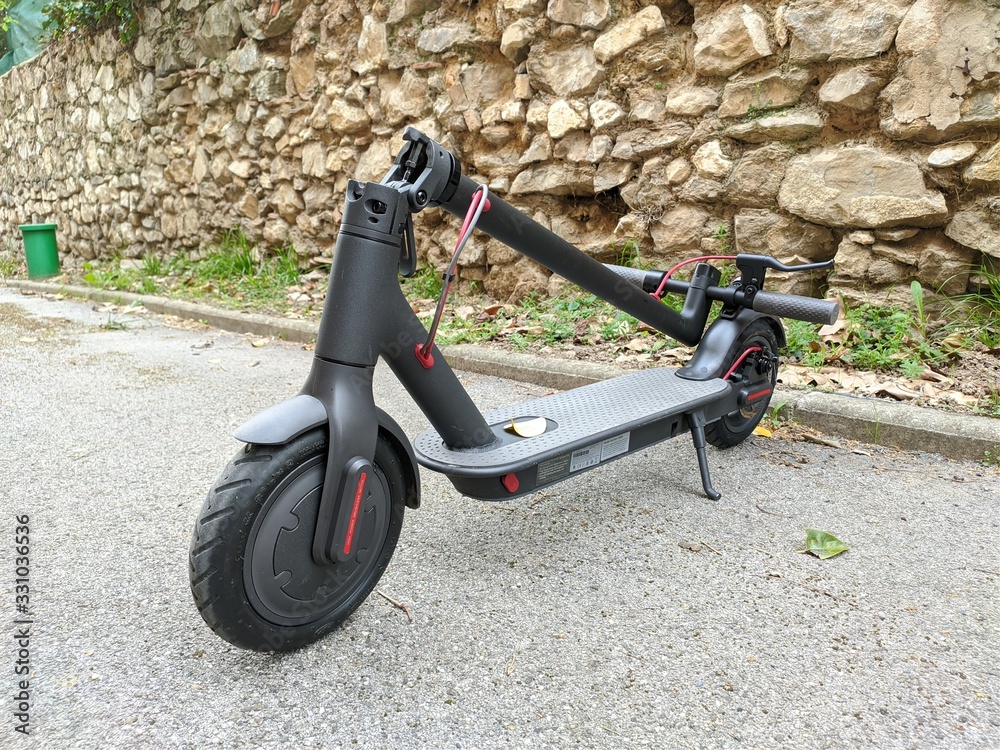 Xiaomi m365 pro, es2, es4, ninbot, Trottinette électrique location, nouveau  transport urbain, ville provençale de Aix-en-Provence dans les Bouches du  Rhône, PACA, France, Europe Stock Photo | Adobe Stock