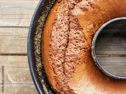 frisch gebackener Schokokuchen in Gugelhupfform photo