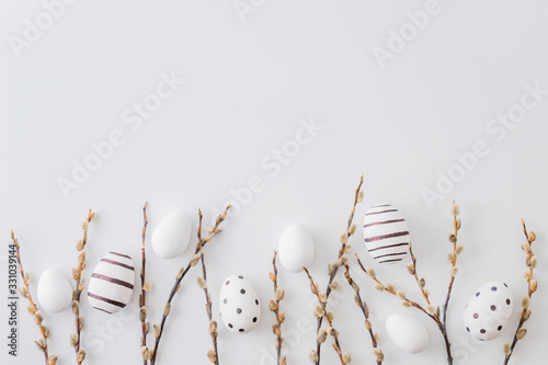 Photo Flat lay easter composition with a willow branch and eggs on a white background