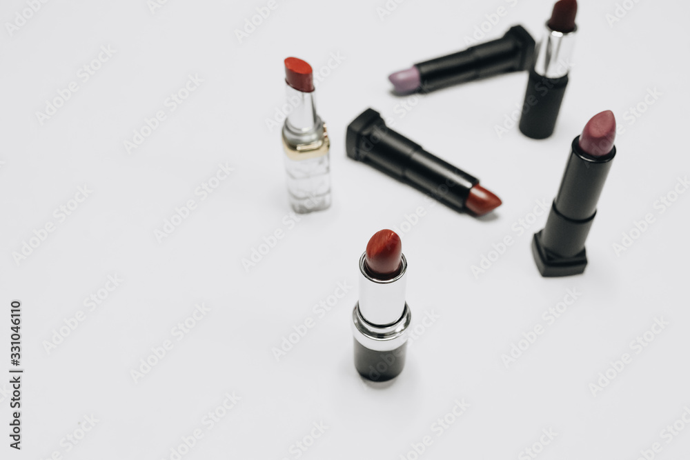 Obraz premium Lipsticks of different colors on wooden background