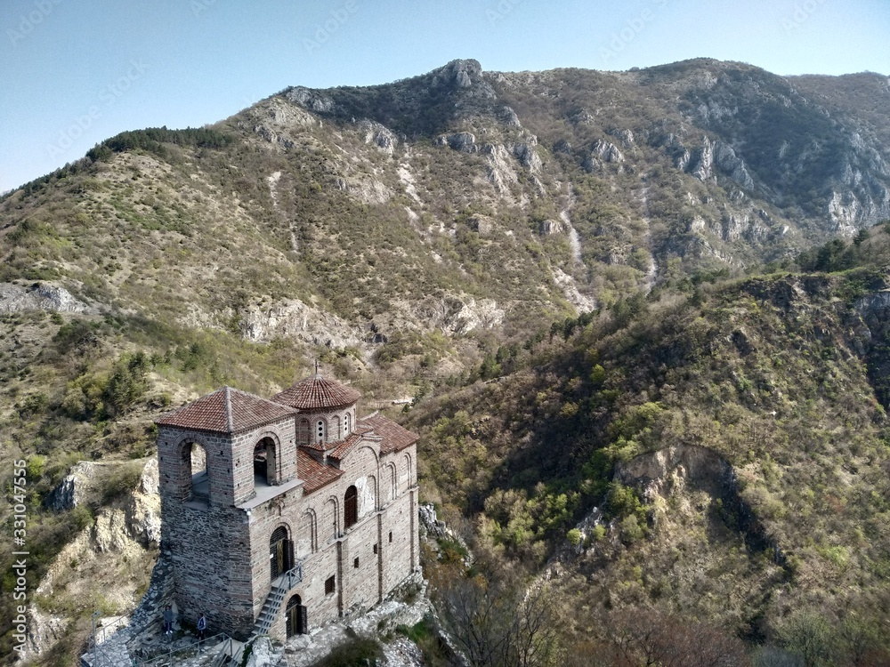 Paisaje montañoso con una antigua fortaleza