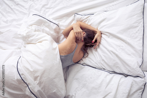 Frau im Bett schlafend mit Emotion photo