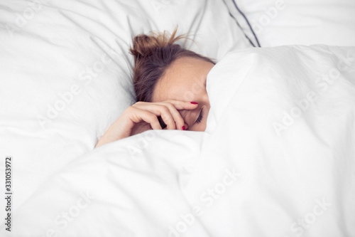 schlafende Frau in Bett photo