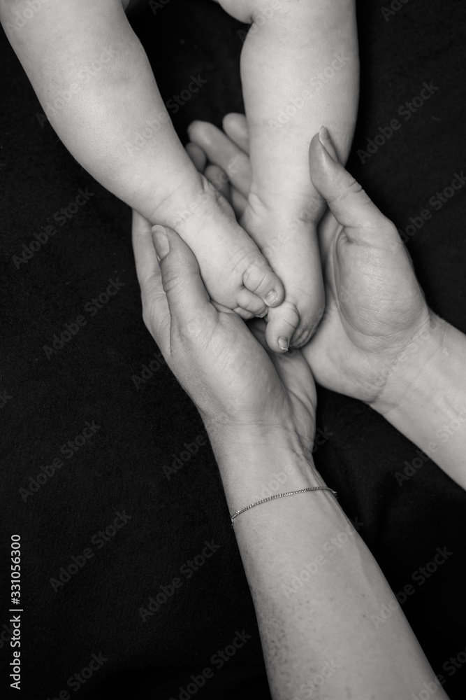 Babyfüße halten Mamaliebe