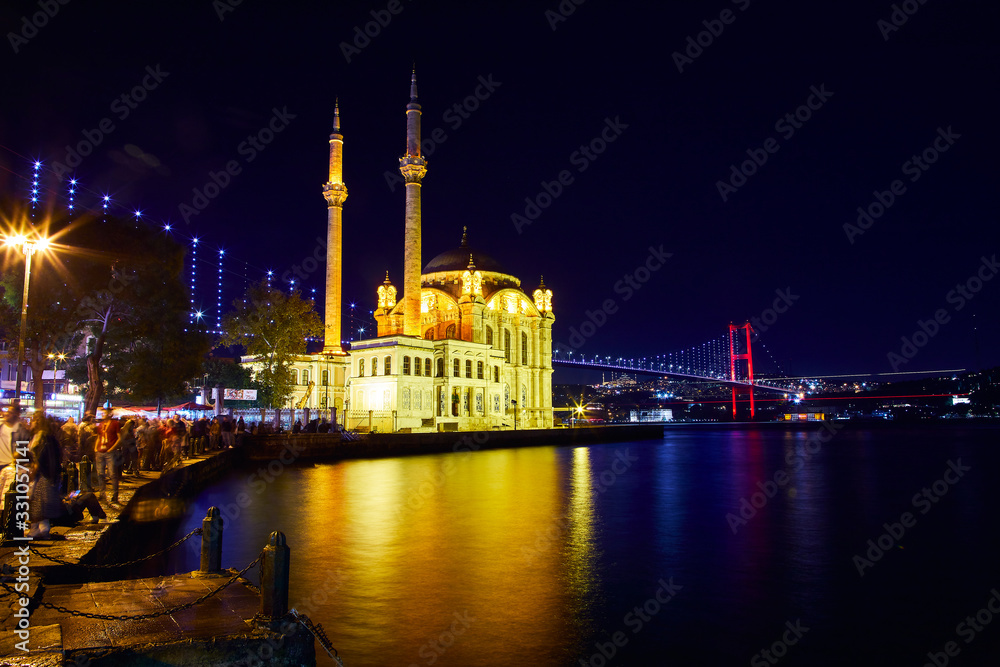Obraz premium Ortakoy Mosque and Bosphorus Bridge (15th July Martyrs Bridge) night view. Istanbul, Turkey