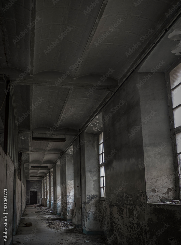 Pasillo de fabrica abandonada con ventanales en la penumbra. Pasillo de fabrica abandonada con ventanales en la penumbra.