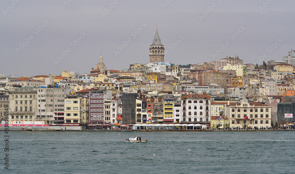 Obraz premium Panoramic view of Istanbul with the Galata tower from a ferry boat, from the Bosphorus 