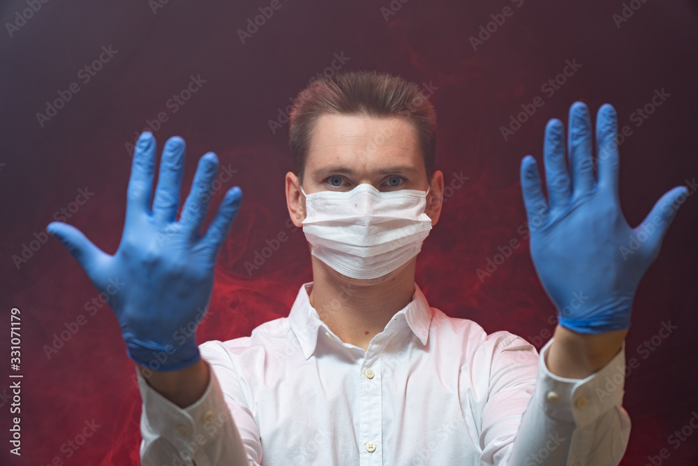 The doctor shows that it is necessary to use a respiratory mask in an epidemic The doctor shows that it is necessary to use a respiratory mask in an epidemic