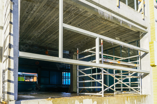 Concrete formwork with a folding mechanism and floor beams on construction site