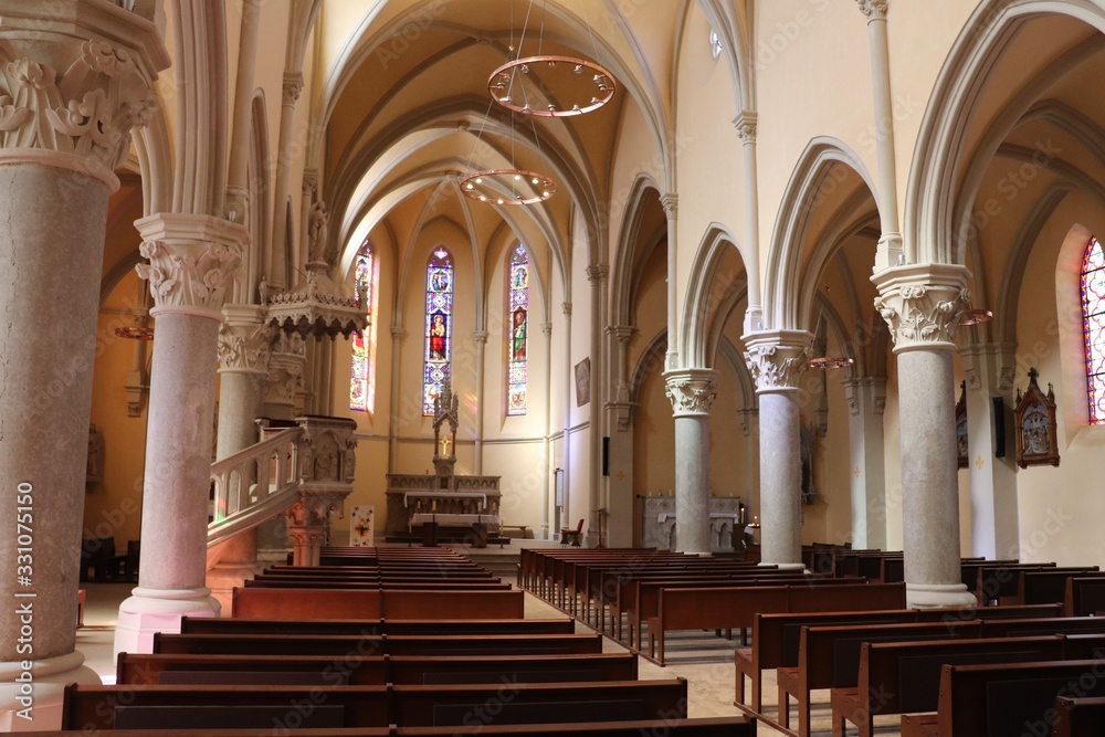 Eglise catholique Saint Barthélémy à Genas construite en 1876 - ville de Genas - Département du Rhône - France - Intérieur de l'église