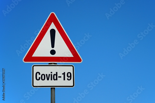 Covid 19 Warnung mit Achtung Schild und Textfreiraum